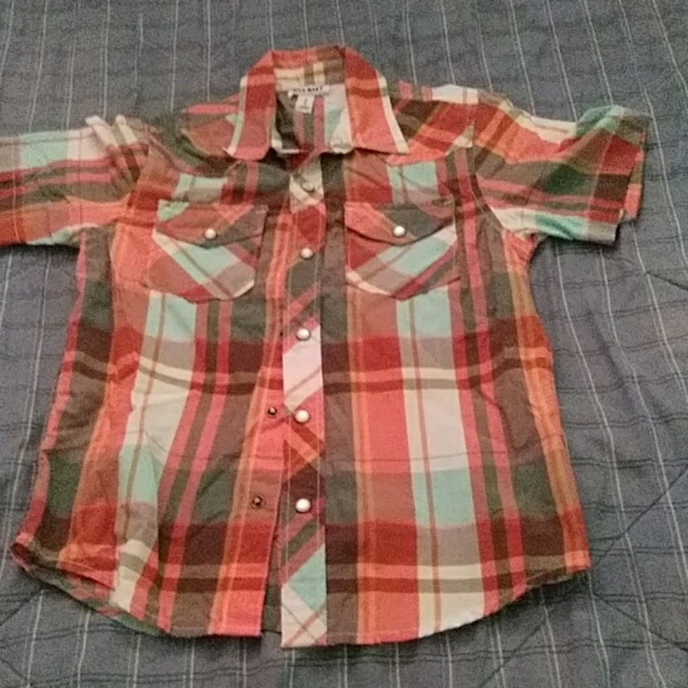 A shirt sleeve shirt